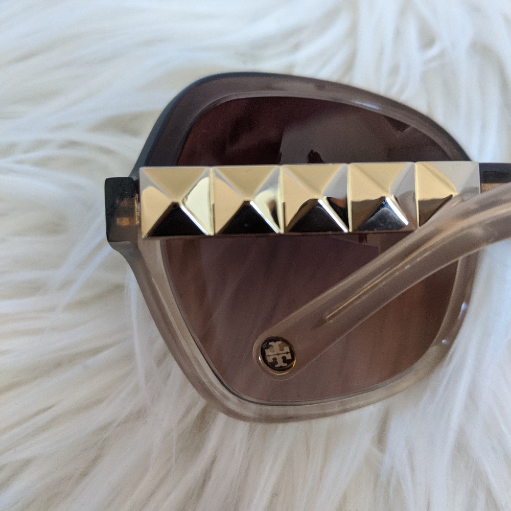 New Tory Burch Gold Pyramid Round Sunglasses - Picture 3 of 8